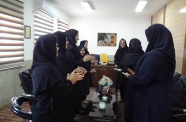 تجلیل از مدیر دبیرستان دخترانه(متوسطه دوم) به پاس کسب رتبه برتر میانگین امتحانات نهایی