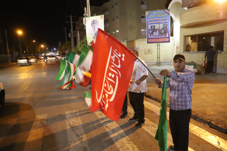 گزارش تصویری از پرچم گردانی و عرض ارادت به پرچم مقدس جمهوری اسلامی ایران توسط دانشگاهیان دانشگاه زابل در دویست و بیست و یکمین شب از اجتماعات مردمی